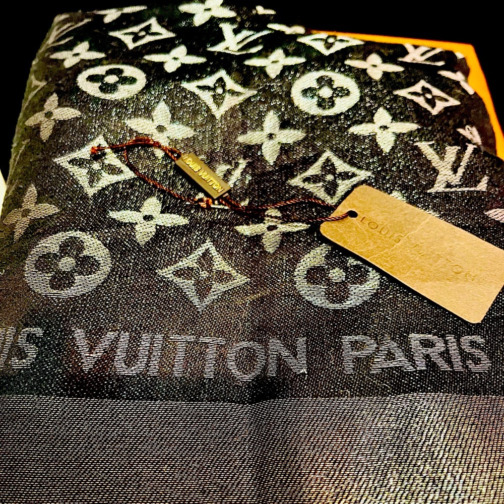 Louis Vuitton Monogram Shawl - Picture 1 of 3